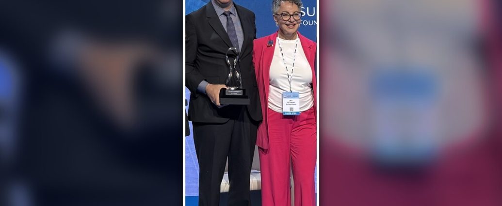 DACC Dental Hygiene Professor Dr. Elmer González receives the international World Dental Hygienist Award.
